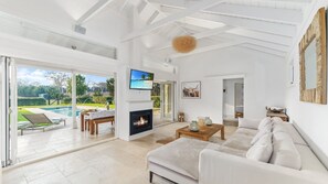 TV, fireplace, video games - Wembley House, Southern Highlands (Medway)