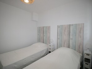 2 Schlafzimmer, Bügeleisen/Bügelbrett