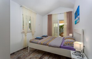 4 habitaciones, tabla de planchar con plancha y cuna de viaje 