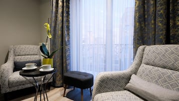 Family Suite | In-room safe, desk, laptop workspace, soundproofing