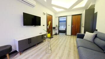 Junior Suite | In-room safe, desk, laptop workspace, soundproofing