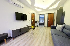 Suite júnior | Caixa forta a l'habitació i escriptori 