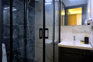 Superior Double or Twin Room | Bilik Mandi | Kelengkapan dandanan diri percuma, pengering rambut, selipar 