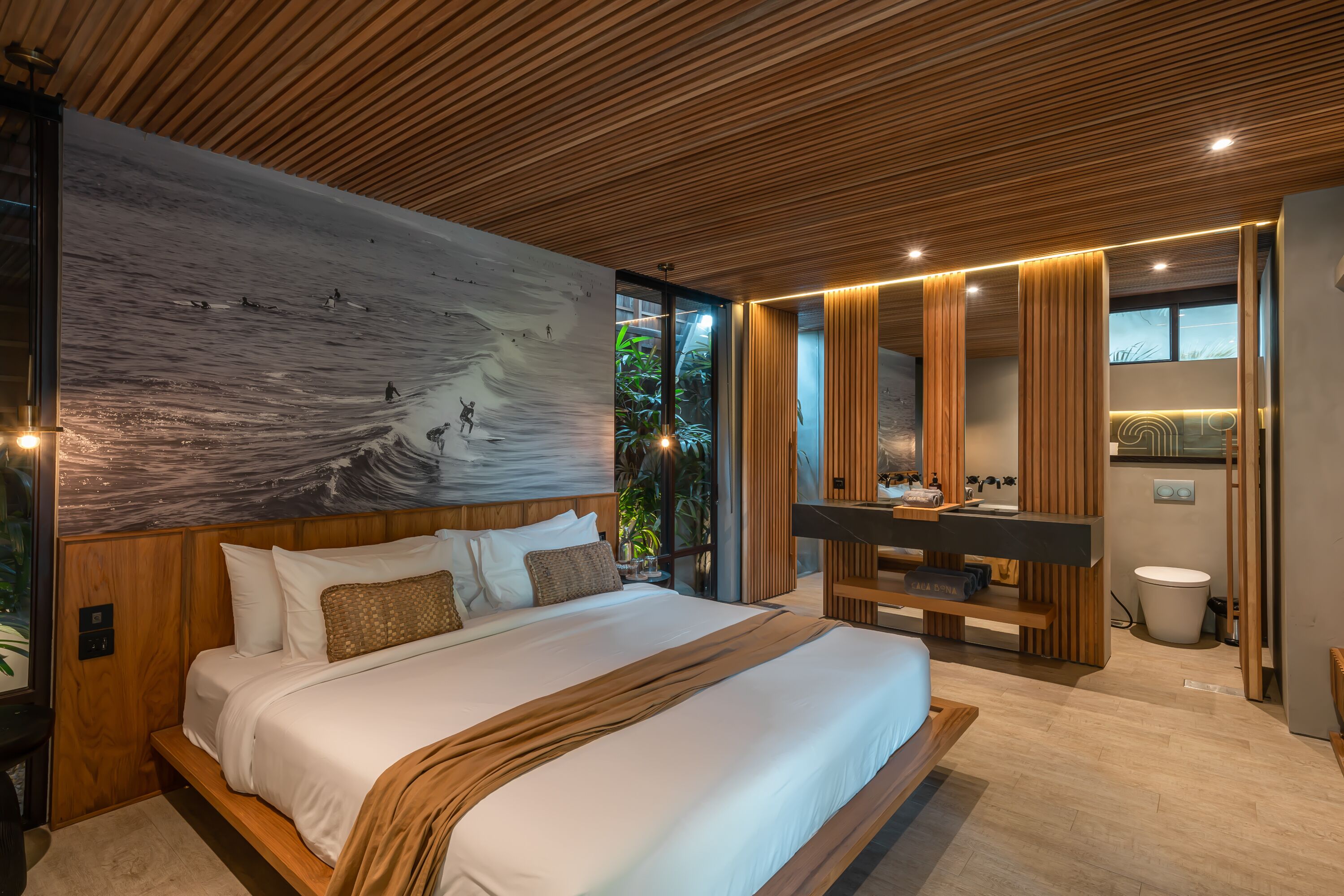 Une chambre moderne avec un grand lit, un plafond en bois et une vue sur un paysage montagneux.