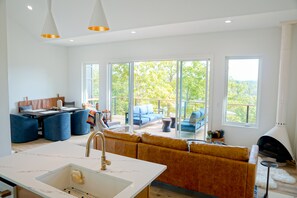 Smart TV, offices - Wildcat Modern is a mountain retreat designed for a stylish New Year’s escape. Enjoy a full kitchen, ensuite bedrooms, modern interiors, an expansive deck, and a stone firepit. Perfect for midnight toasts, starry skies, and a fresh start! (Young Harris)