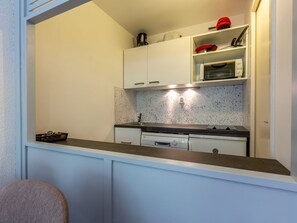 Køleskab, mikrobølgeovn, kogeplade, opvaskemaskine