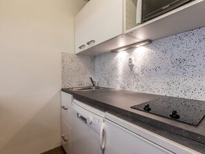 Kylskåp, mikrovågsugn, spishäll och diskmaskin