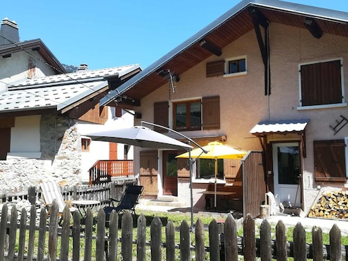 Charmant chalet mitoyen, 3 pièces, jardinet, proche centre, calme et ensoleillé à Pralognan-la-Vanoise.