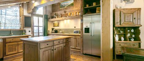 Réfrigérateur, four à micro-ondes, lave-vaisselle, cafetiÚre-théiÚre