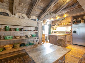 Køleskab, mikrobølgeovn, opvaskemaskine, kaffe-/temaskine