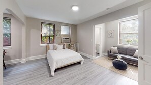 Skrivbord, strykjärn/strykbräda, resesäng och gratis wi-fi