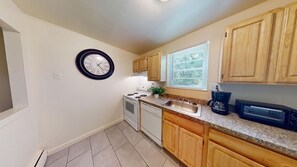 Frigorífico, horno, placa de cocina y lavavajillas