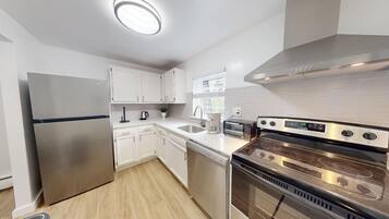 Coffee/tea maker, fridge, oven, stovetop