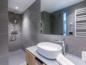 Hair dryer, towels - Charming Apartment with WiFi, Garage, and Ski-In/Ski-Out Access in New Stylish Residence (Val-d'Isère)