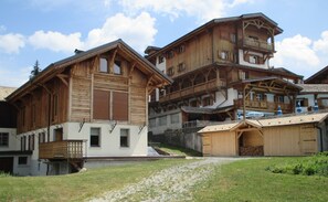 Exterior - Spacious 3-BR Apartment in Les Gets Village, Close to Ski Lifts, Wi-Fi, Balcony, Pet-Friendly (Les Gets)