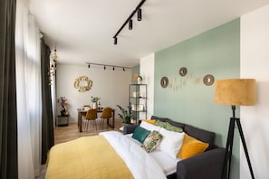 Apartamento de diseño | Zona de estar | Televisión de pantalla plana de 100 cm con canales digitales, Netflix