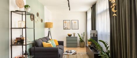 Apartamento design | Área de estar | TV de tela plana 100 cm com canais digitais, Netflix