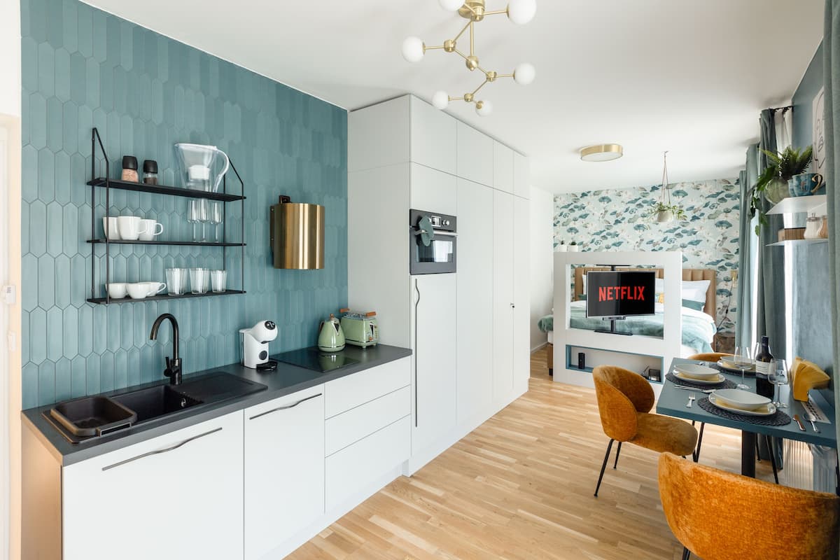 1 bedroom, Egyptian cotton sheets, premium bedding, down duvets