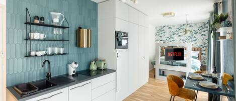 1 bedroom, Egyptian cotton sheets, premium bedding, down comforters