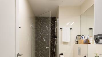 Design-Apartment | Badezimmer | Dusche, Designer-Toilettenartikel, Haartrockner