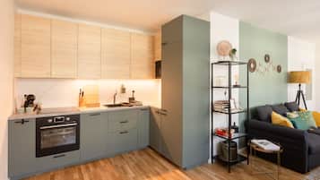 Design appartement | Privékeuken | Een koelkast, een microgolfoven, een oven, een kookplaat