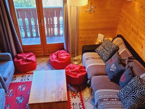 Una televisión, una chimenea