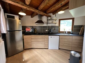 Fridge, dishwasher