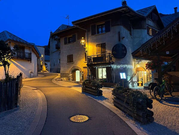 A street with a building that has a sign reading 'Le Casse du Bois.'