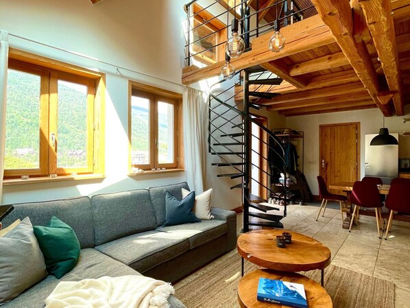 Televisión y chimenea 