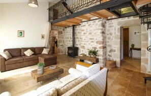 TV connectée, cheminée, chaîne hi-fi