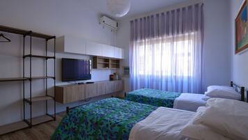 2 bedrooms, in-room safe, desk, iron/ironing board