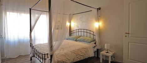 2 chambres, coffres-forts dans les chambres, bureau