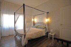 2 chambres, coffres-forts dans les chambres, bureau