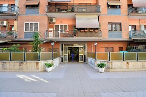 Exterior detail - Casa Verde Salvia[2 rooms,6PAX][Wi-fi-A/C]5 min Station,Late-check-in breakfast (Roma)