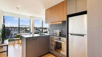 Refrigerador con freezer, microondas, horno, placa de cocina