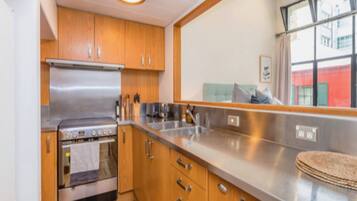 Apartment | Dapur peribadi | Peti sejuk/penyejuk beku saiz penuh, ketuhar gelombang mikro, dapur