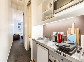 Apartamento | Cocina privada | Frigorífico, microondas, horno y placa de cocina