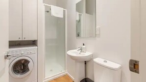 Leilighet | Bad | Dusj, dusjhode med hydromassaje, toalettartikler (inkludert) og håndklær