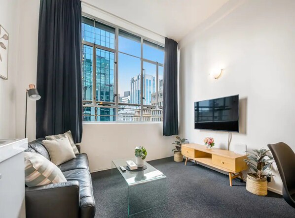 Interior - Open-plan living in the heart of CBD Zodiak Stays (Auckland)