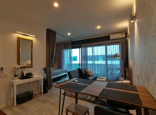 Viaduct apartment with a balcony by Zodiak Stays