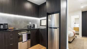 Apartment | Eigene Küche | Großer Kühlschrank, Mikrowelle, Herdplatte, Geschirrspüler