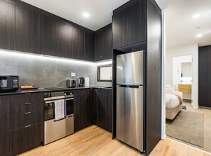 Refrigerador con freezer, microondas, placa de cocina, lavavajillas