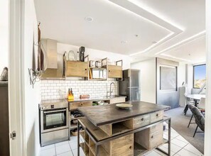 아파트 | 전용 주방 | 대용량 냉장고, 전자레인지, 쿡탑, 전기 주전자