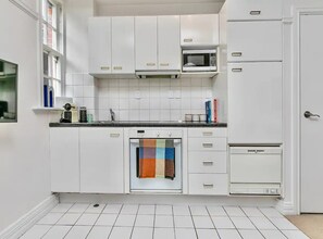 Apartamento | Cocina privada | Microondas, placa de cocina y lavavajillas