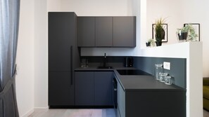 Kühlschrank, Mikrowelle, Ofen, Herdplatte