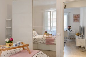 1 habitación, escritorio, tabla de planchar con plancha y wifi gratis 