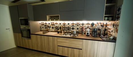 Kühlschrank, Mikrowelle, Ofen, Herdplatte