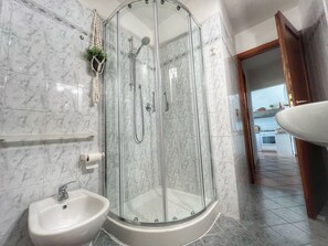 A modern bathroom with a glass-enclosed shower, a sink, and a toilet. - FI-D612-GHIB94A3 - Il Giglio Bianco (Firenze)