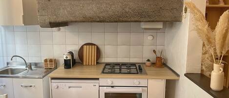 Fridge, oven, stovetop, dishwasher