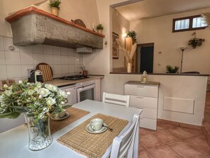 Kjøleskap, ovn, kokeplater og oppvaskmaskin